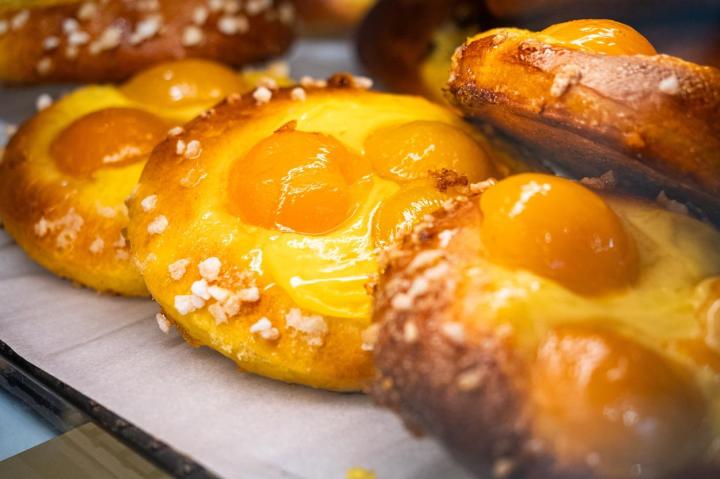 Déguster nos viennoiseries légères et gourmandes.